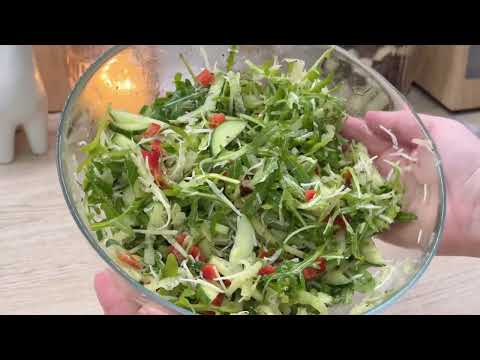 Свежий салат с редькой, огурцом и сыром