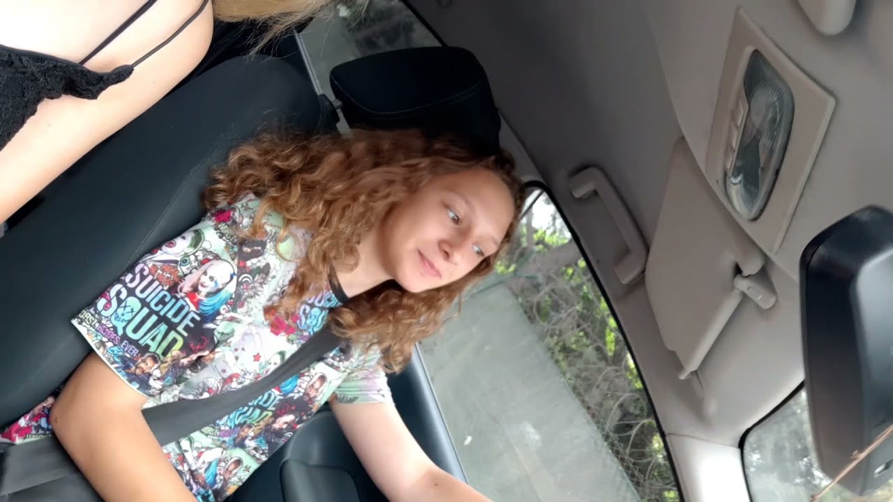 Mehtap Taskiran kizina araba surmeyi ogretiyor