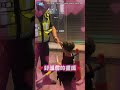 萬聖節前夕「警察值勤邊發糖果」 慈祥寵溺笑容暖翻網:太可愛啦😍#shorts