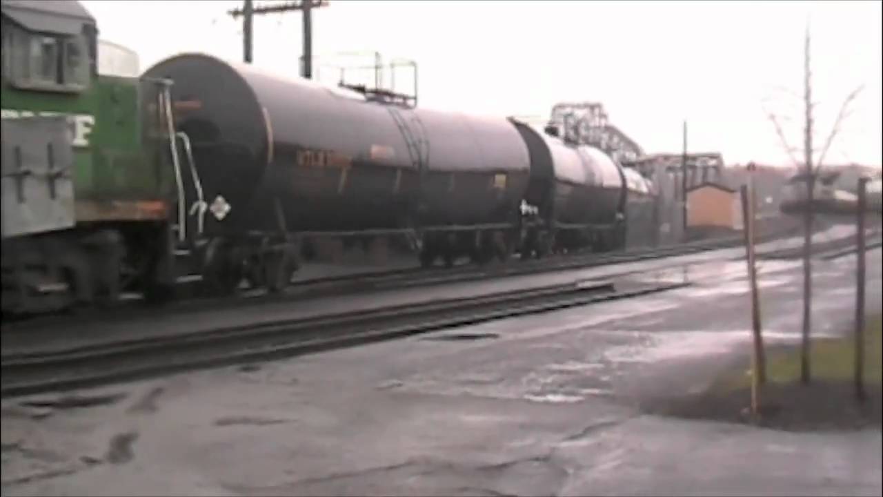 BNSF 2888 Pushes a Cut of Tar Tank Cars into the Unloading Terminal