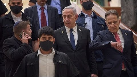L'ambassadeur américain Mike Huckabee au procès de Netanyahu pour montrer le soutien de Trump