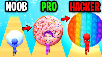 NOOB vs PRO vs HACKER In SNOWBALL RUN!? (ALL LEVELS & ALL SKINS!)