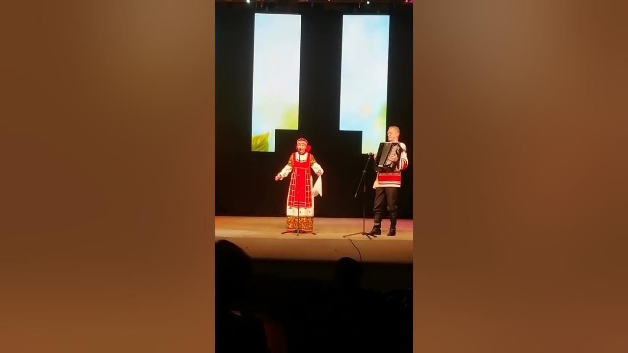 Все зрители были заворожены певучим голосом. Все зрители были заворожены певучим голосом