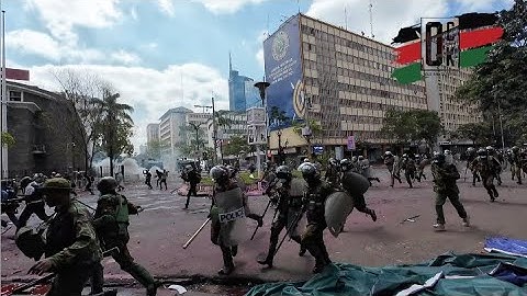🔥See how Kenya Police gave up& lost ground to protestors who later entered parliament