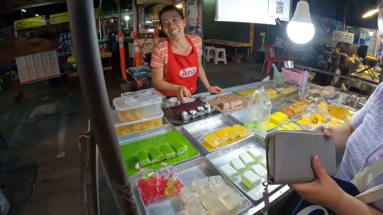Saturday Night Market at Chiang Mai Gate