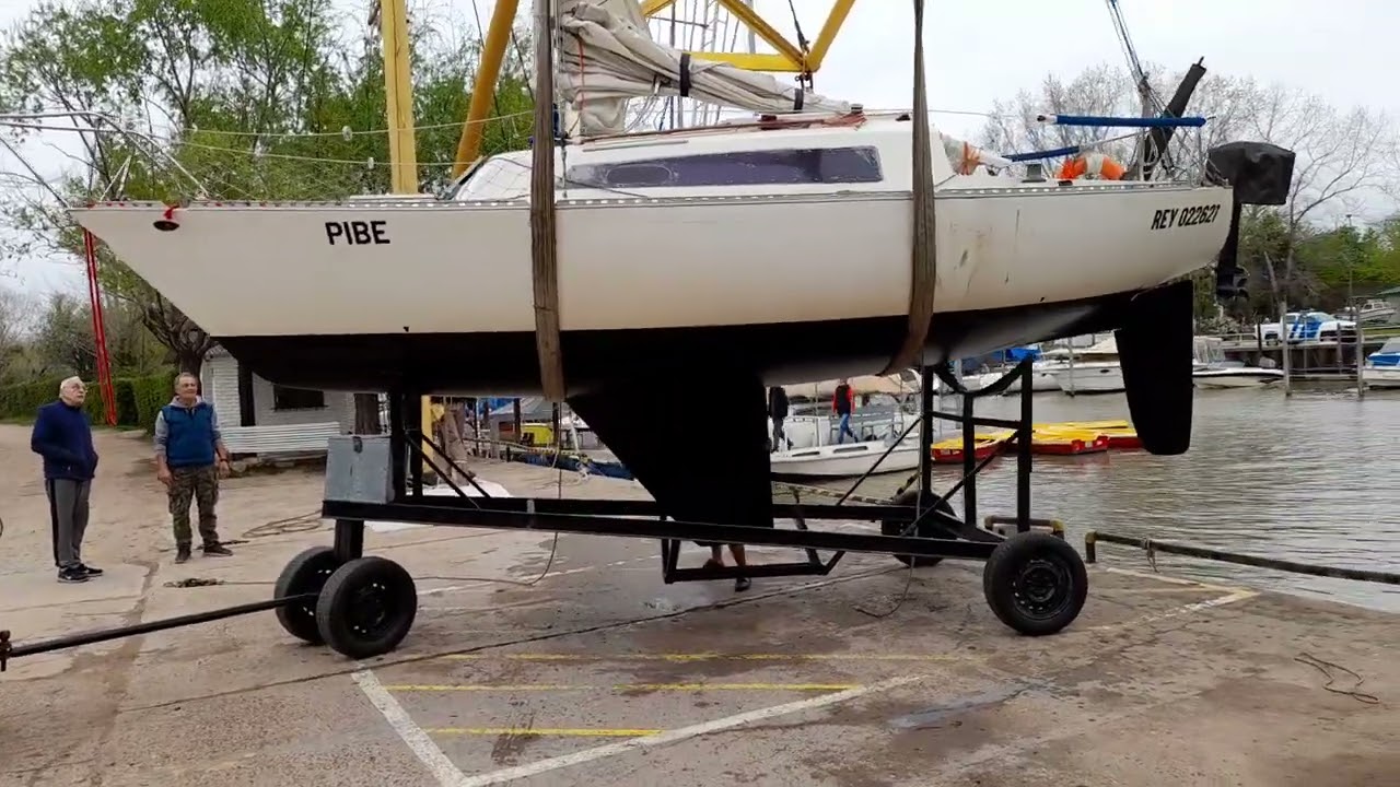 velero amarrado en tierra, bajada al agua. parte 2/2. #navegando #sailboat #veleropibe #riodelaplata