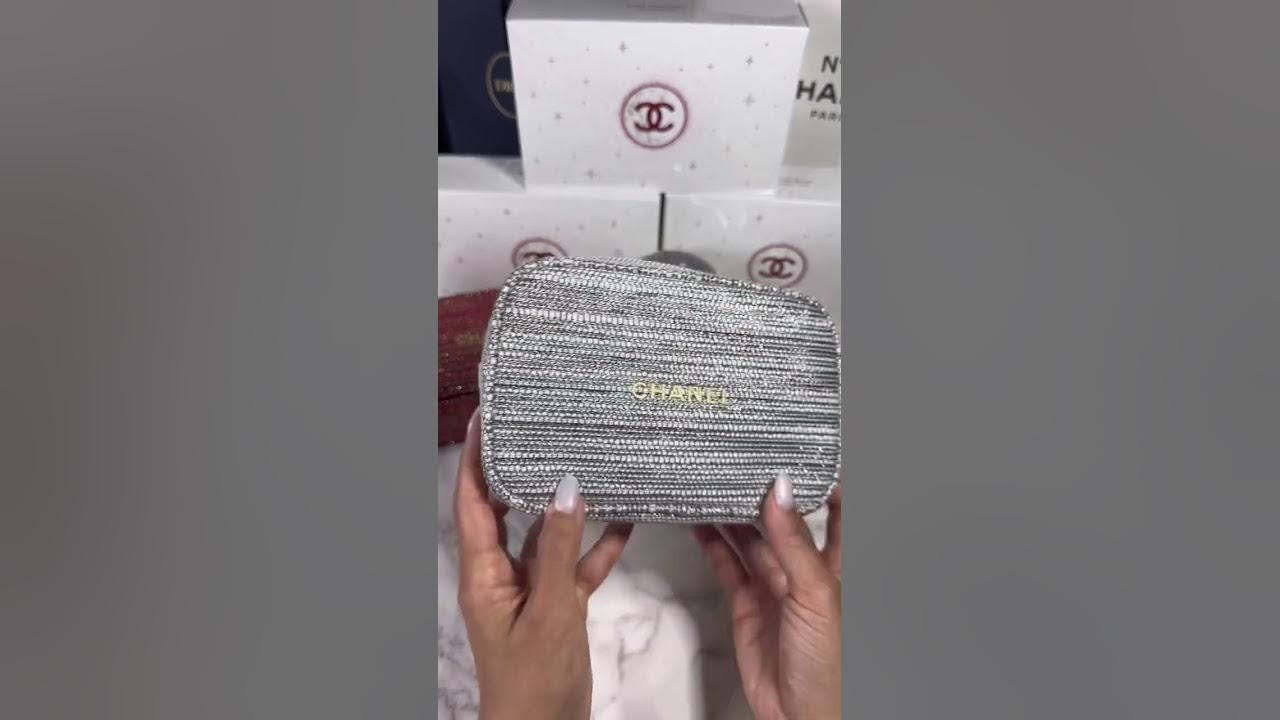HOW TO ADD A CHAIN TO THE $72 CHANEL HOLIDAY BAG! 🤩 #chanel #chanelholiday  #chanelmakeupbag 
