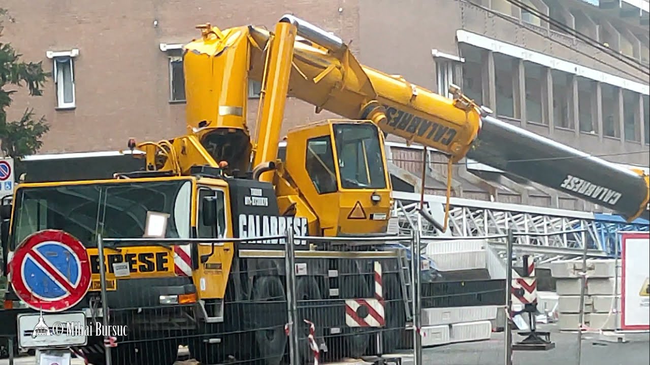 Il luogo dove è caduto la gru in via Genova, Torino