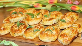 Слоеные пирожки с луком и картошкой