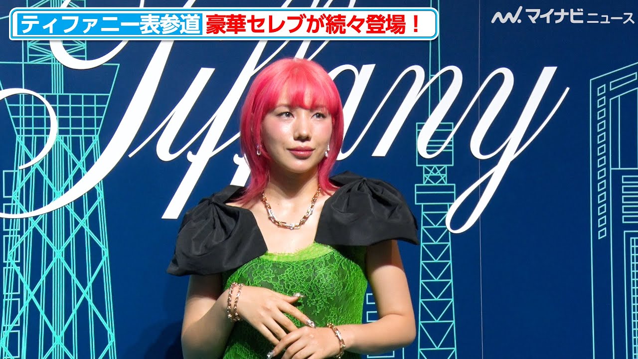 仲里依紗、ド派手なピンク髪＆緑のドレスで個性を放つ！山本舞香＆寺島