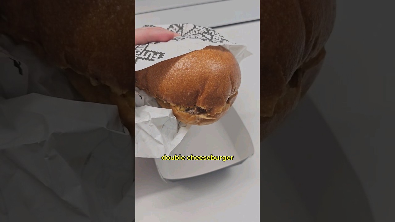 Is this the best Smashburger in Z&uuml;rich?! 😳 Smashclub Z&uuml;rich #z&uuml;richfood #hypeburger