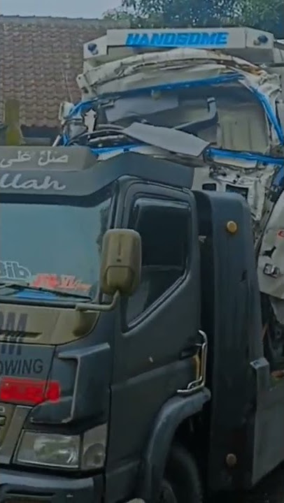 story viral LAKA Truk Rebecca Rainbow di tol pakalongan