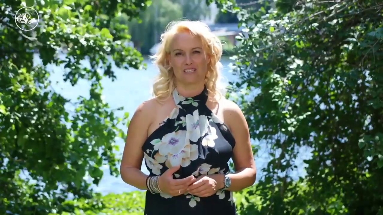 TRAUREDNERIN & HOCHZEITSSÄNGERIN RICARDA ULM für Eure Freie Trauung