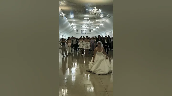 Hilarious Bouquet Toss Moment | Bride’s Flower Throw and the Fun Catch #wedding #shorts #funny