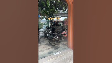 Lắp cửa kính cường lực mặt tiền quán Lẩu Bò Phố