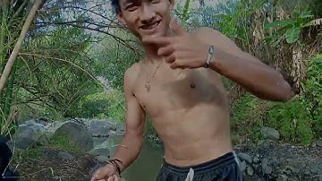 menangkap ikan menggunakan tangan kosong bersama juden manusia ikan dan manusia berang berang