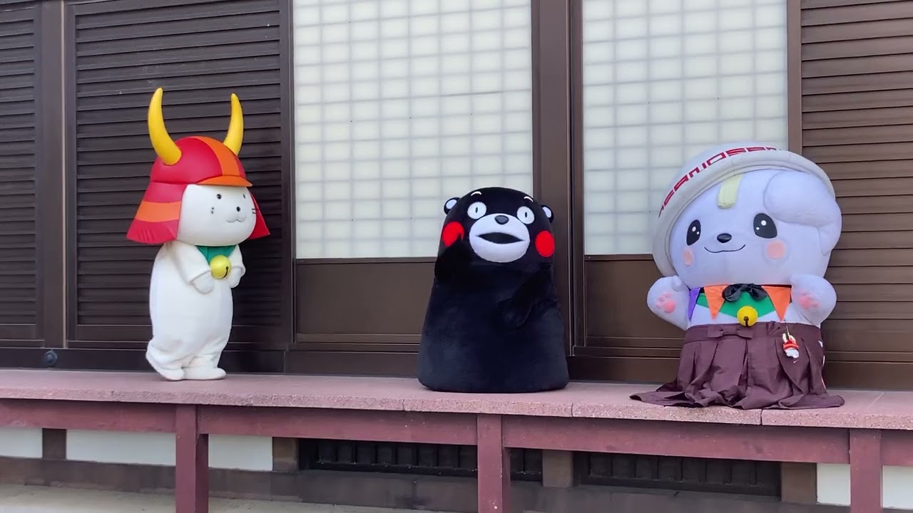 ひこにゃん 彦根城博物館冠木門にくまモンとさのまるを案内して登場