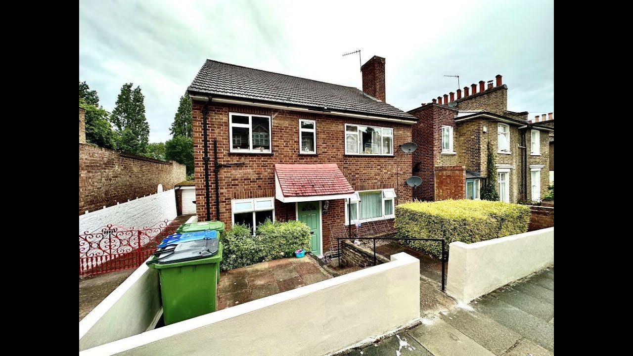 Beaumont Gibbs are offering this immaculately presented 2 bedroomed