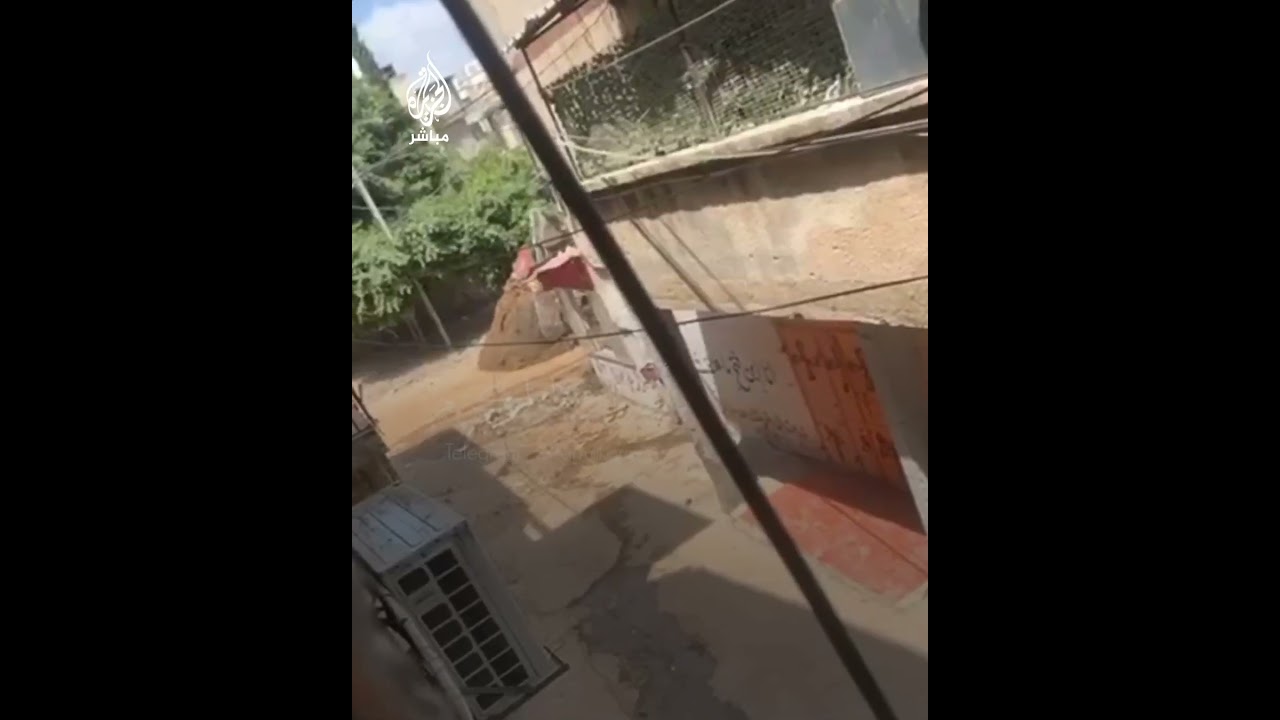 مشاهد توثق لحظة تفجير عبوة ناسفة بجرافة إسرائيلية في طولكرم