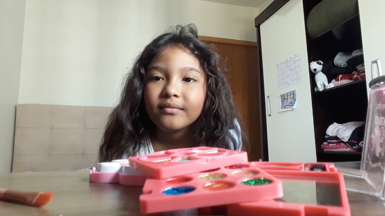 Fazendo maquiagem amarela