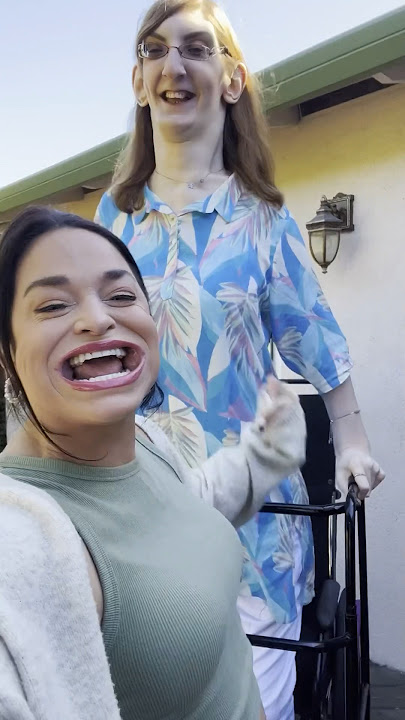 World’s tallest woman meets woman with largest mouth 🥰
