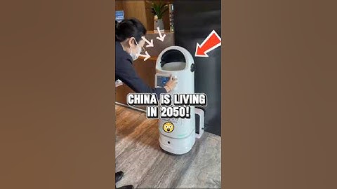 This Robot Delivers Room Service?! Only in China 🇨🇳