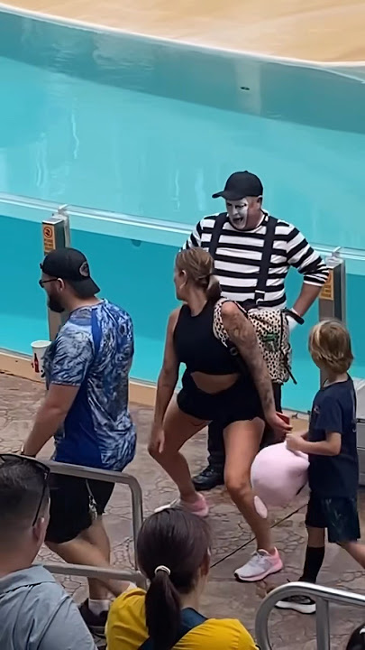 Hot Woman Dances up on Tom | Tom the Seaworld Mime