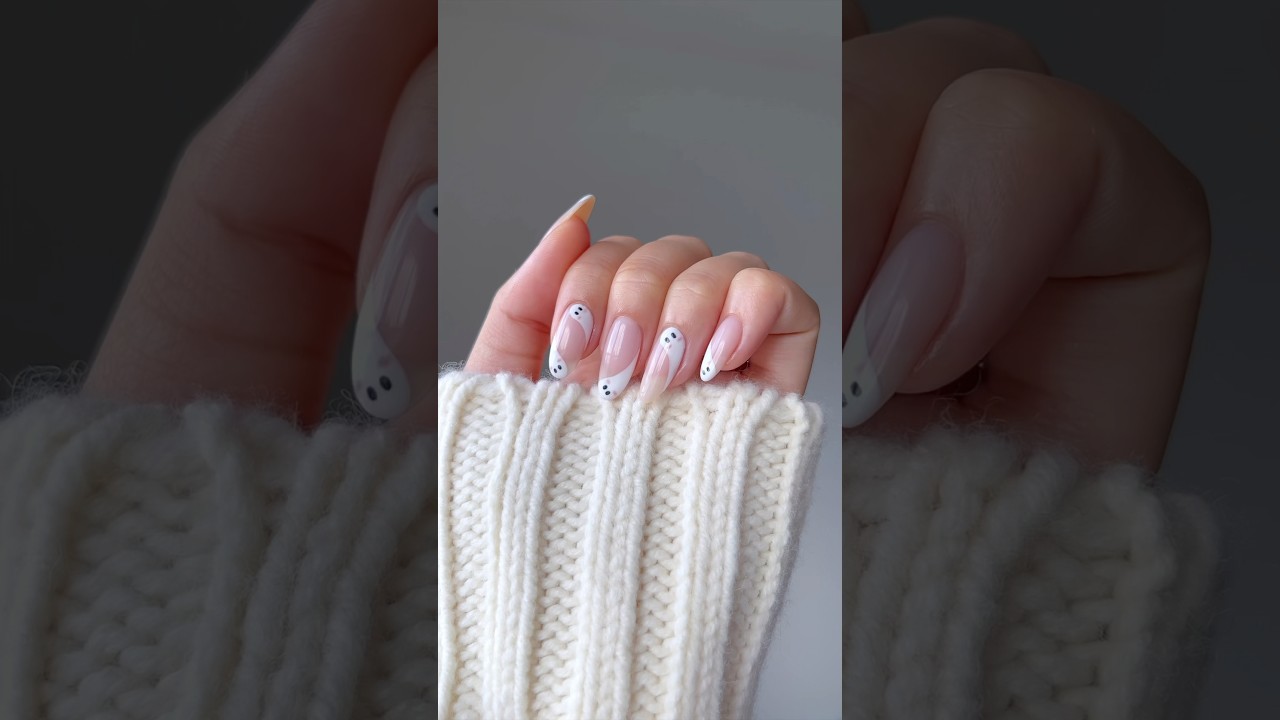 Сегодня 1 октября! Смущённые призраки открывают моду на маникюр на Хэллоуин 👻🩷 