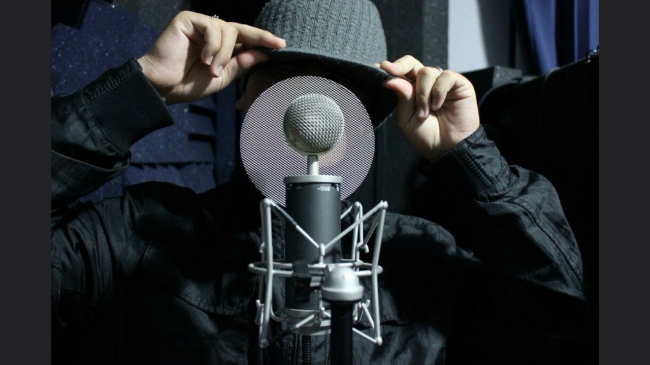 Vocal man. Говорит в микрофон. Микрофон Хесуса.