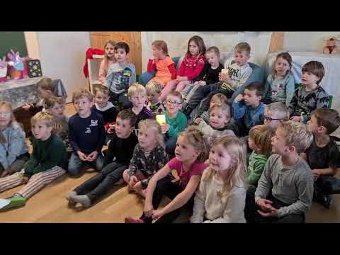 Kindergarten Heiligkreuz - Warm ist mein Licht - YouTube
