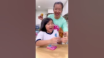 Left or Right? 🍔🤢 Grilled Chicken or Gross Bất ngờ chưa hai chị em #shorts