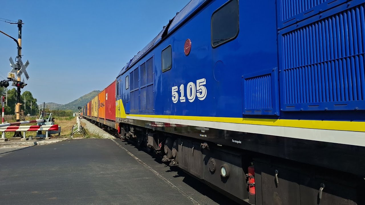 ขบวนรถสินค้า847 ไอซีดีลาดกระบัง - ท่าเรือแหลมฉบัง ดีเซลCSR SDA3 No.5105 ผ่านกม.130/8 14.09น. ตามเวลา