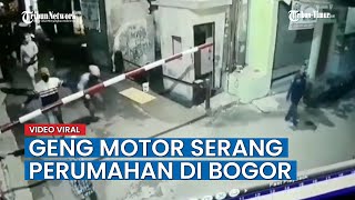 [CCTV] Geng Motor Bawa Celurit & Pedang, Serang Warga di Bogor, Hingga Lari Terbirit birit