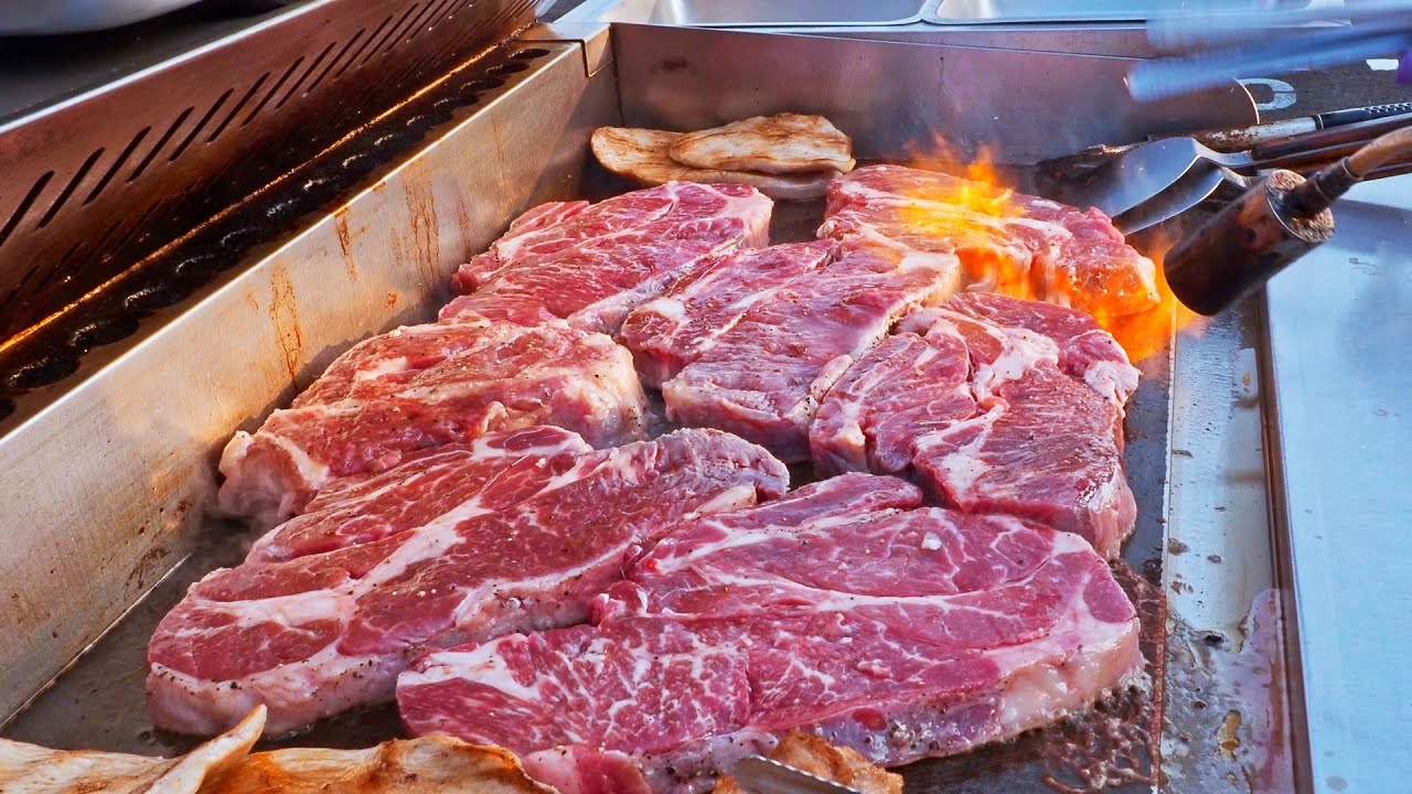 ⁣Amazing Steak Seared on 400 Degree Hot Iron Plate / 排隊必吃！人氣夜市牛排, 豬排, 牛肉湯/潮食牛