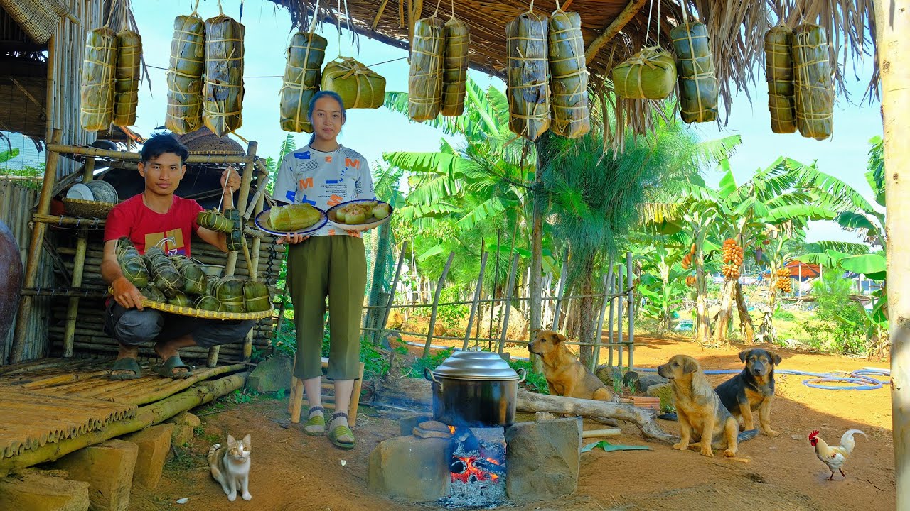 Pick Banana Leaves To Wrap A Cart Of Banh Chung And Banh Tet To Sell At The Market, Garden.