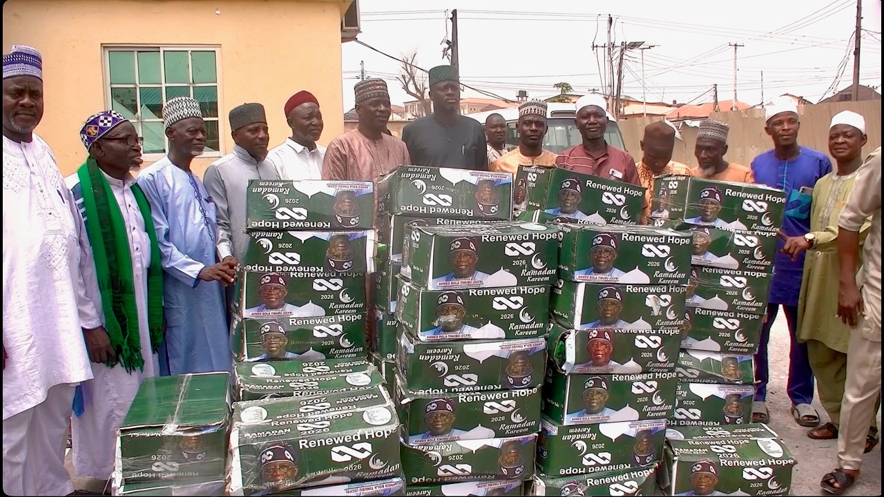 KOSOFE LOCAL GOVERNMENT DISTRIBUTES FOOD ITEMS TO MUSLIM UMMAH - YouTube