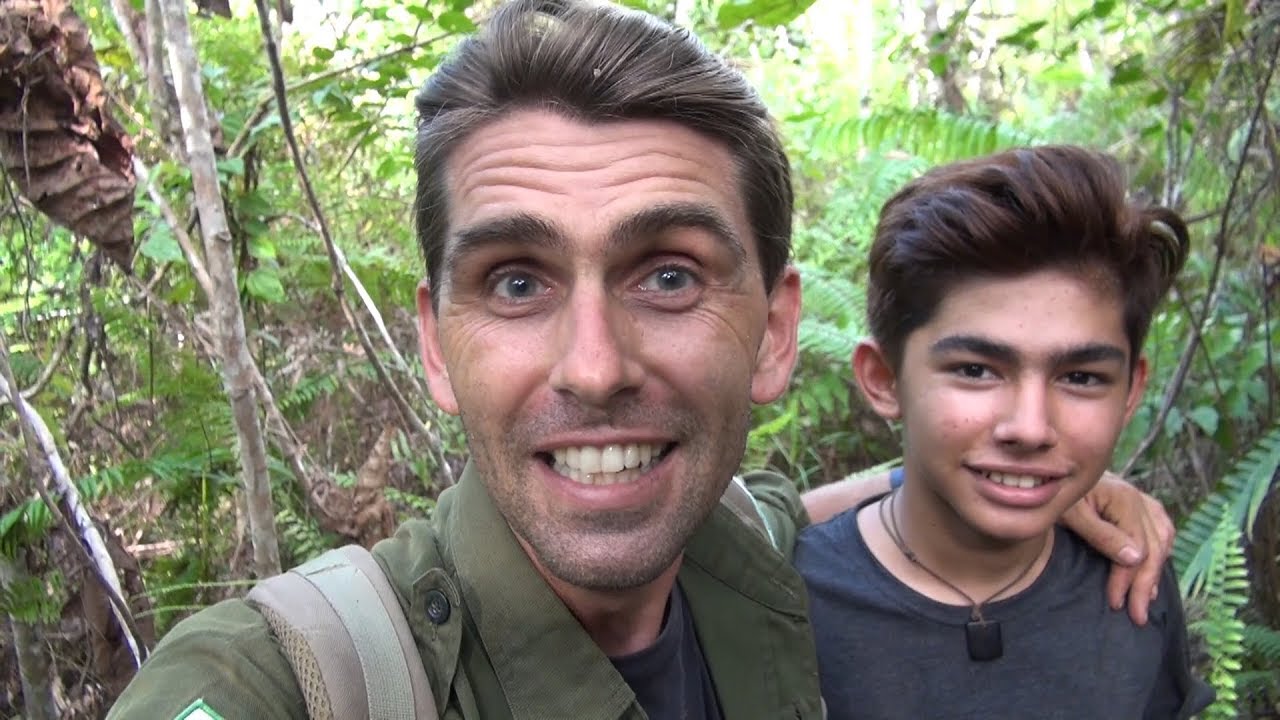 Andrew Kalaweit bersama Tanya di Hutan.. [ANDREW (FILS DE CHANEE) ET TANYA DANS LA FORET]