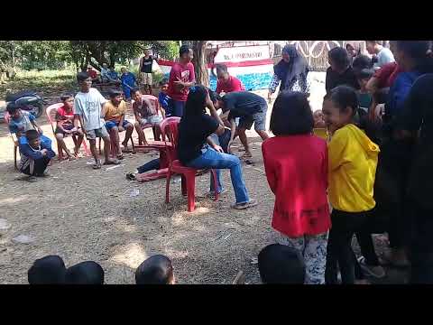 Emak-emak joged kursi (video dibuang sayang).. bikin ngakak 😂😂 #videolucibikinngakak #emakemak