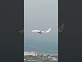 هبووط احترافي من قائد الطائرة ريح قوي 
