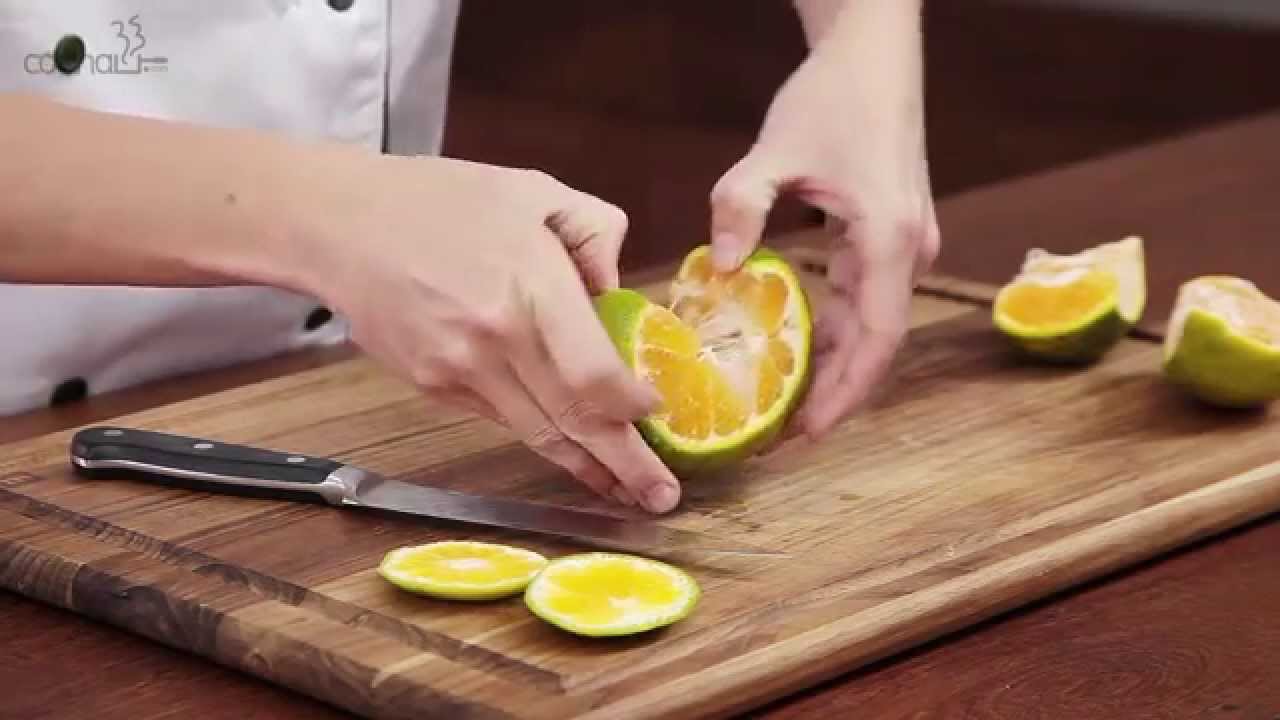 Pelando una mandarina, quitando concha a una mandarina. Stock