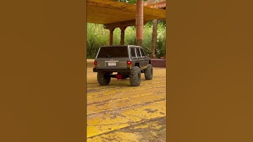 Axial SCX10 II Jeep Cherokee XJ construction site