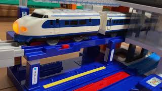 プラレール のぼってくだって立体交差！ メガ駅ビル を紹介します