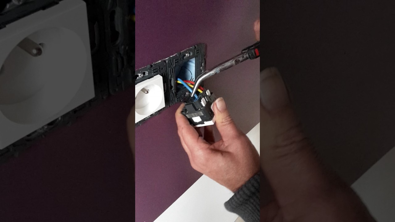 Branchement prise electrique - YouTube