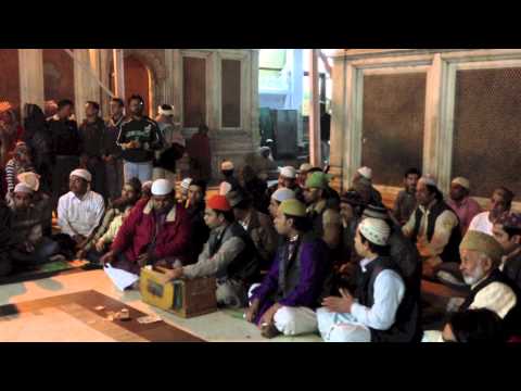 qawwali-music-at-hazrat-nizamuddin-dargah-in-delhi,-india