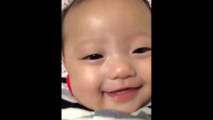 ハプニング 赤ちゃんが舌をペロペロだす Youtube