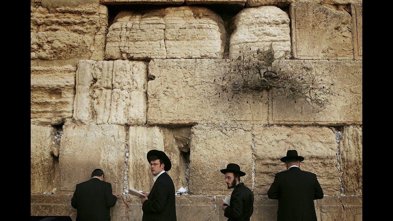 Еврей гора. Стена плача иудаизм. Стена плача в Иерусалиме. Иудеи у стены плача. Иерусалим иудаизм.
