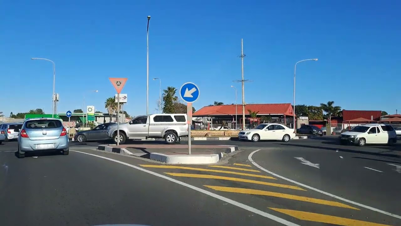 EMPTY  STREETS,😁BUT VERY DANGEROUS ♻️ WITH HEAVY DRUG DEALERS AT NIGHT. Around Lansdowne.Cape Town.