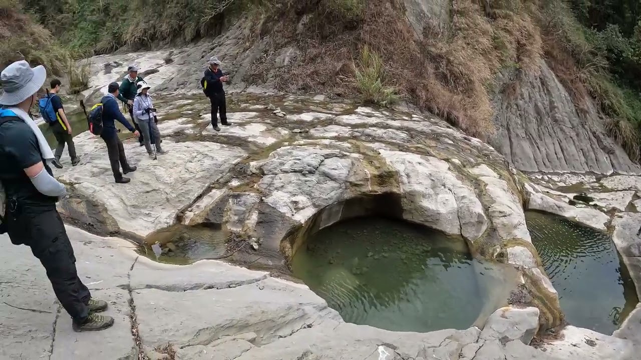 探訪台南後花園！【台南秘境】絕美天然「雙浴缸」與暴龍頭岩！阿拉溪斜瀑群上切糖子恩山｜枯水期限定探險