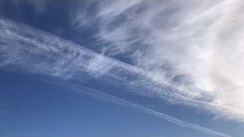 Time-lapse - Cirrus clouds and contrails