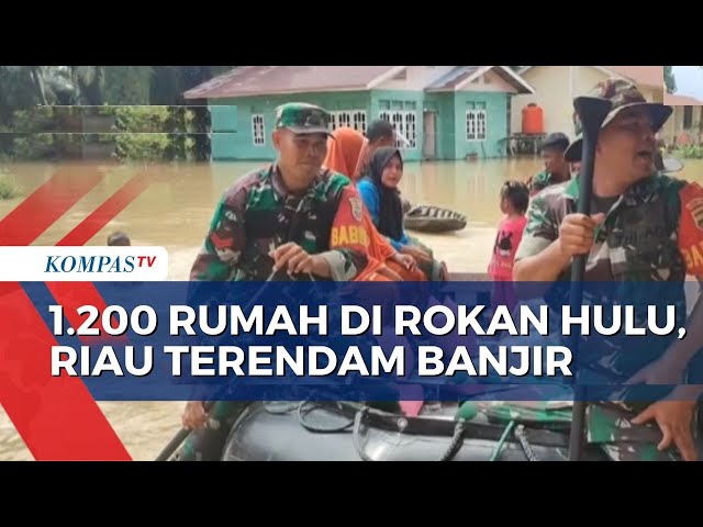 Personel TNI Bagikan Bantuan Makanan pada Korban Banjir di Rokan Hulu, Riau class=